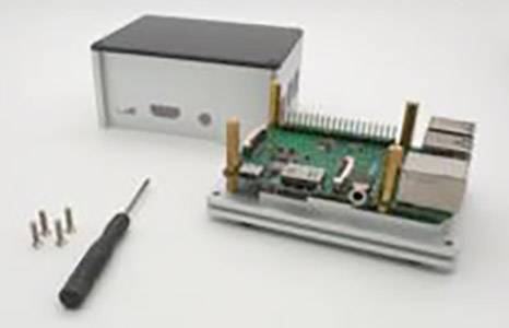 Ein offenes, teilweise montiertes elektronisches Gerät mit Platine und Gehäuseteilen. Daneben liegen Schrauben und ein Schraubenzieher.