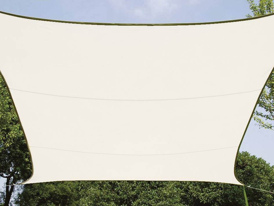 Ein helles Sonnensegel ist über einem Außenbereich gespannt. Es bietet Schatten und Schutz, sichtbar ist der blaue Himmel und umgebendes Grün.