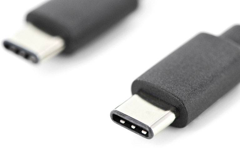 Zwei schwarze USB-C-Stecker, einer im Vordergrund und einer im Hintergrund, auf weißem Hintergrund.