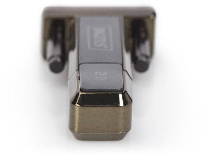 Ein brauner, rechteckiger Gegenstand aus Kunststoff oder Metall mit der Beschriftung '20' und zwei seitlichen Stiften.