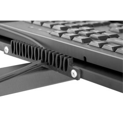 Nahaufnahme eines Computer-Tastaturkabels, das durch eine Kabelhalterung geführt wird. Im Hintergrund ist eine Tastatur sichtbar.