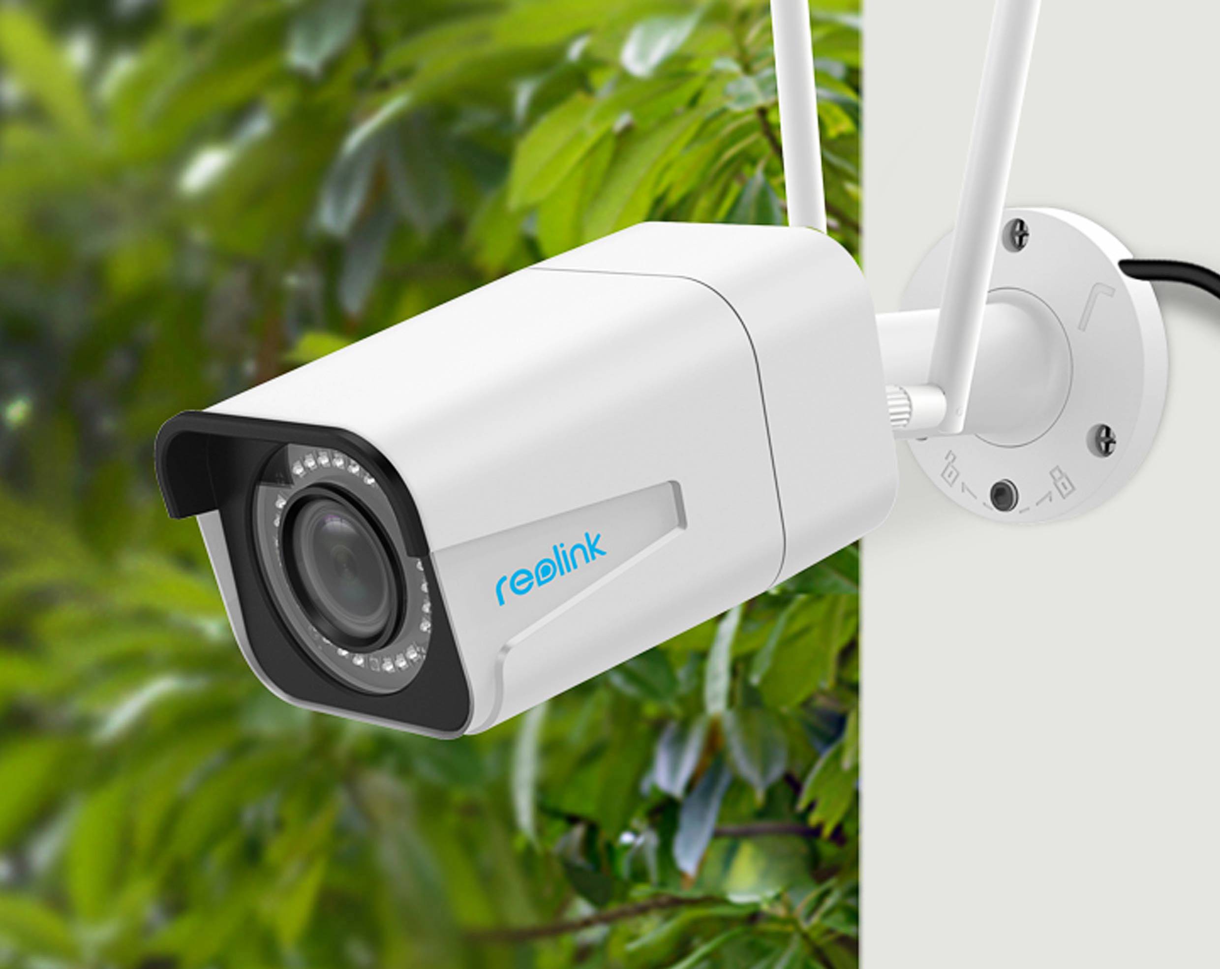 Das Bild zeigt eine an der Wand montierte Wlan-Kamera, die zu überwachungszwecken dient.