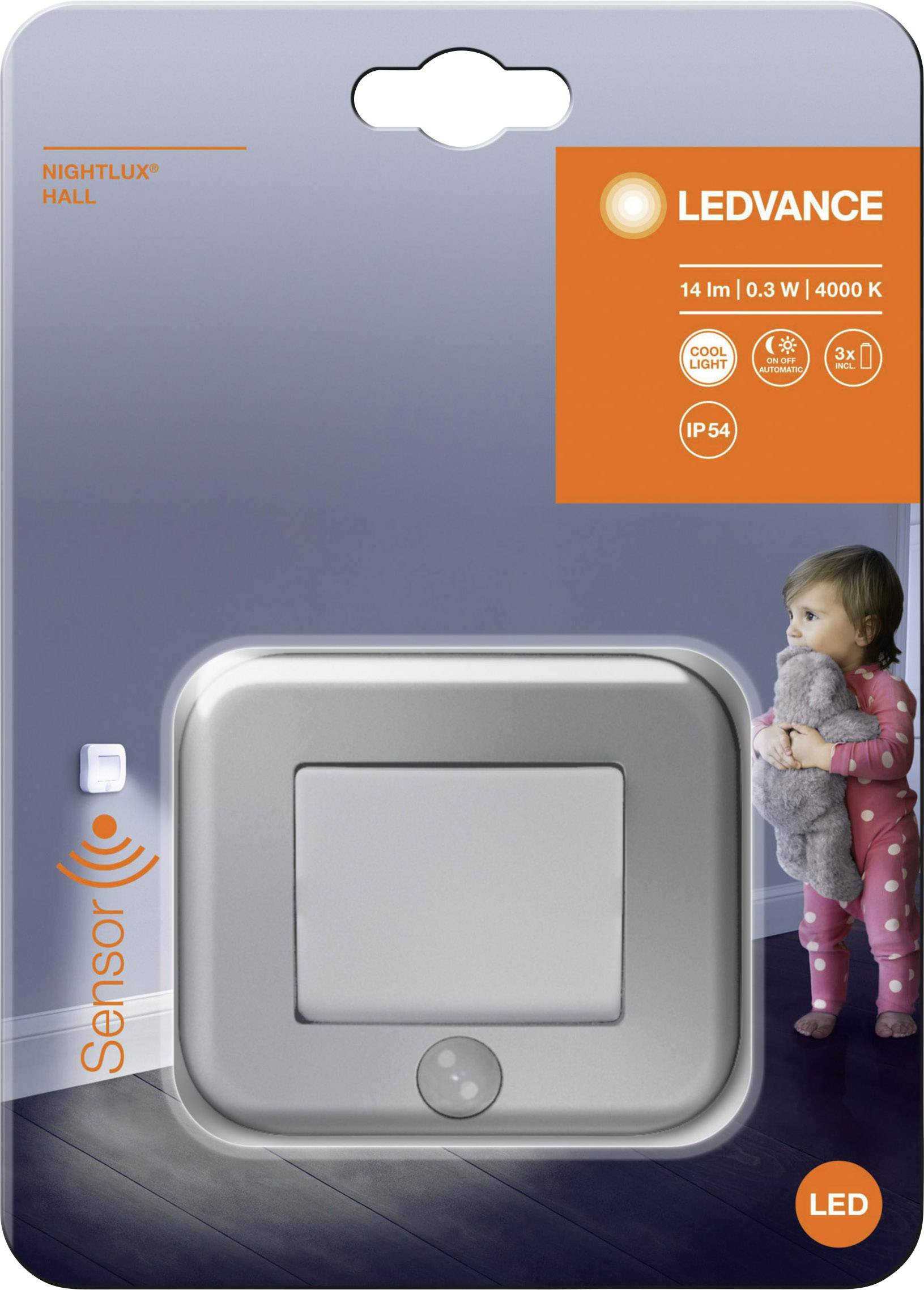 Eine LED-Leuchte von LEDVANCE mit Bewegungssensor. Auf der Verpackung steht 'NIGHTLUX HALL'. Rechts steht ein Kind mit einem Kuscheltier.