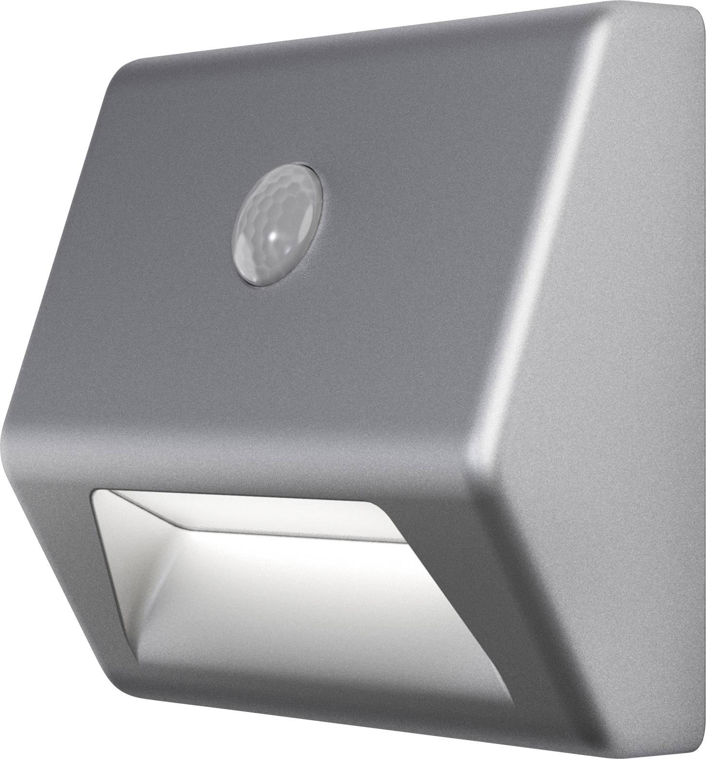 Wandmontierte LED-Leuchte mit integriertem Bewegungsmelder, geeignet für die Beleuchtung von Außenbereichen. Silbernes Gehäuse.