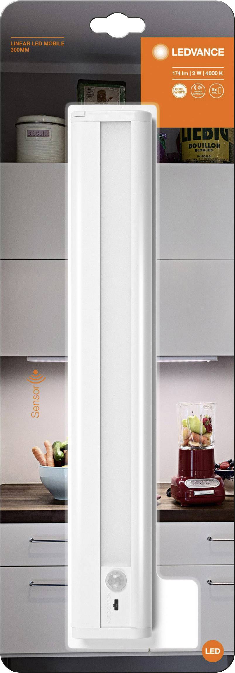 LED-Unterbauleuchte von Ledvance im Vordergrund, verpackt in einer orangefarbenen Verpackung. Hintergrund zeigt Küchenschrank.