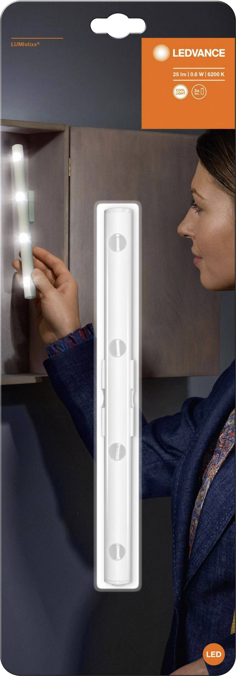 Eine Person installiert eine LED-Leuchte an einem dunklen Schrank. Die Verpackung zeigt das LED-Produkt und das Logo der Marke Ledvance.