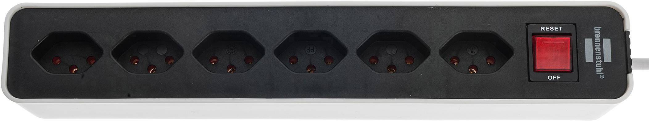 Ein schwarzes Steckdosenleiste mit sechs Steckplätzen und einem roten Ein/Aus-Schalter.