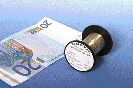 'Lötzinnrolle auf einem 20-Euro-Schein'