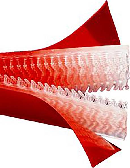 Rote abstrakte Skulptur mit geschwungenen, lamellenartigen Strukturen, die ineinander verdreht sind und einen dynamischen Eindruck vermitteln.