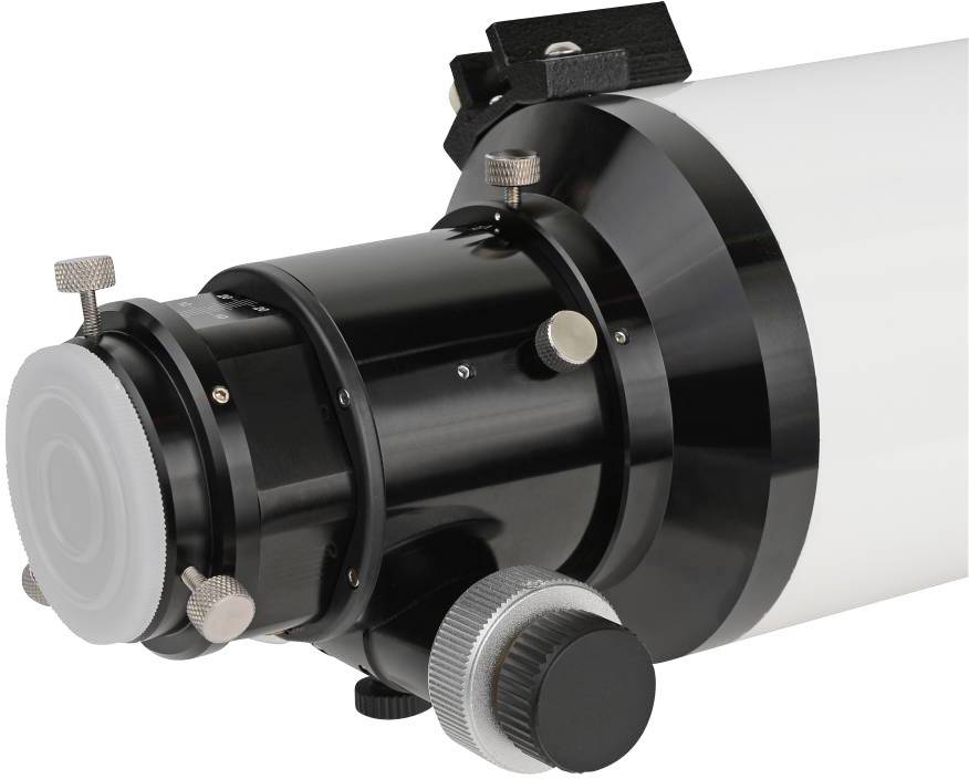 Nahaufnahme eines schwarzen und weißen Teleskops mit mehreren Einstellungen und Fokusringen.