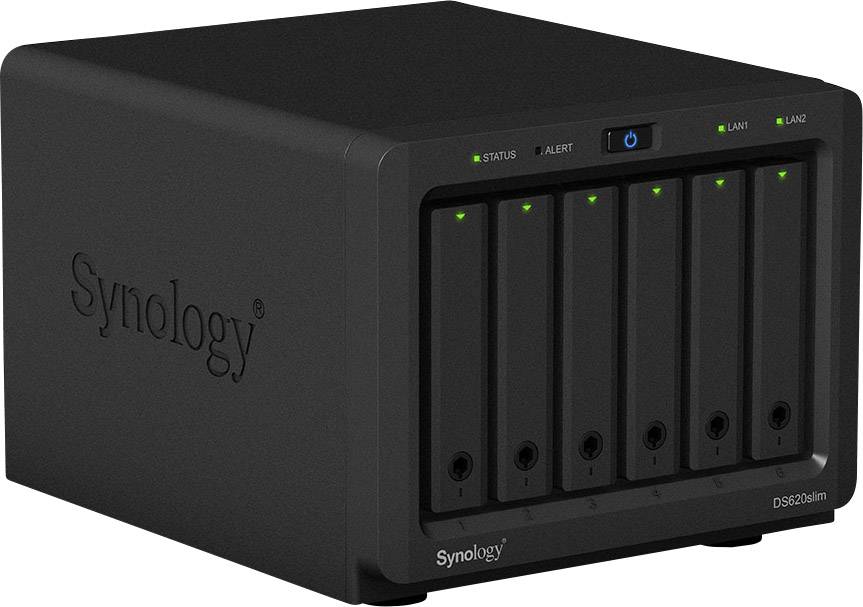 Ein schwarzer Netzwerkspeicher (NAS) mit sechs Laufwerksschächten und Statusleuchten auf der Vorderseite. Gerät von Synology.