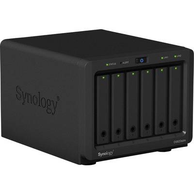 Ein schwarzer Netzwerkspeicher (NAS) mit sechs Laufwerksschächten und Statusleuchten auf der Vorderseite. Gerät von Synology.