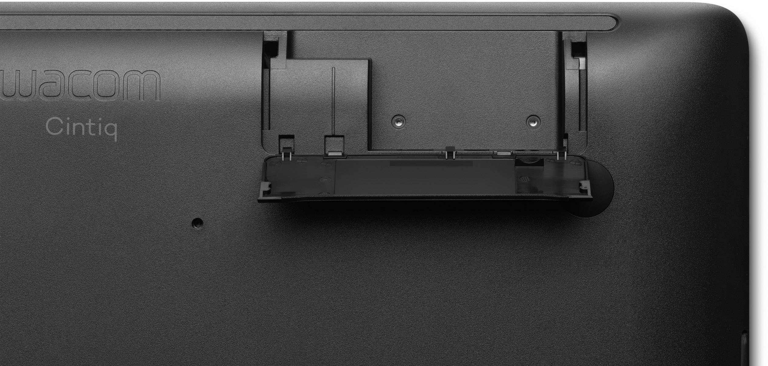 Ein offenes Fach an der Rückseite eines Wacom Cintiq Grafiktabletts, das die interne Halterung für den Stift zeigt.