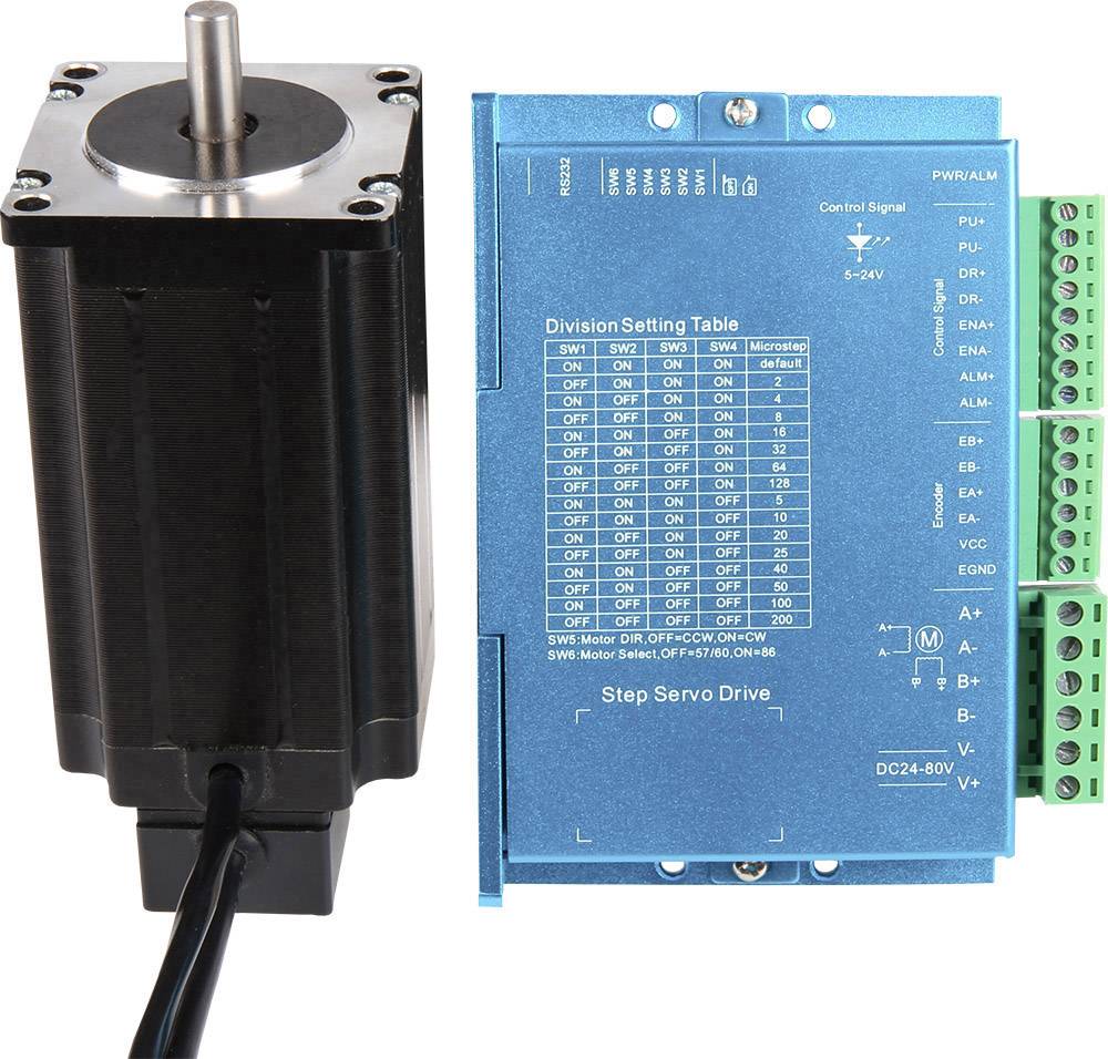 Schrittmotor und blauer Schrittmotortreiber mit Tabelle für Teilungseinstellungen, zeigt Schaltereinstellungen und Anschlussklemmen.