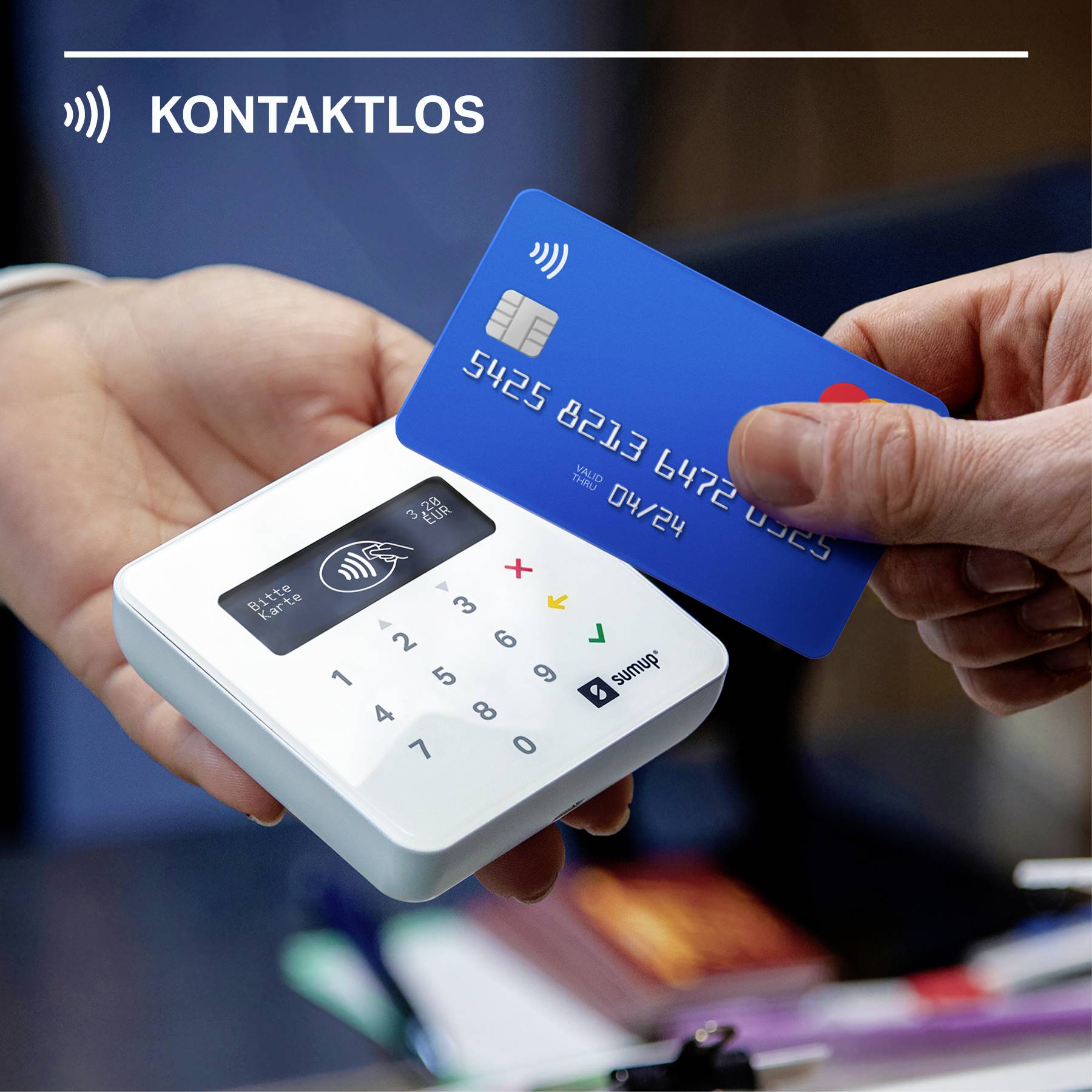 Eine Hand hält eine Kreditkarte über ein kontaktloses Kartenlesegerät. Oben links steht 'KONTAKTLOS'.