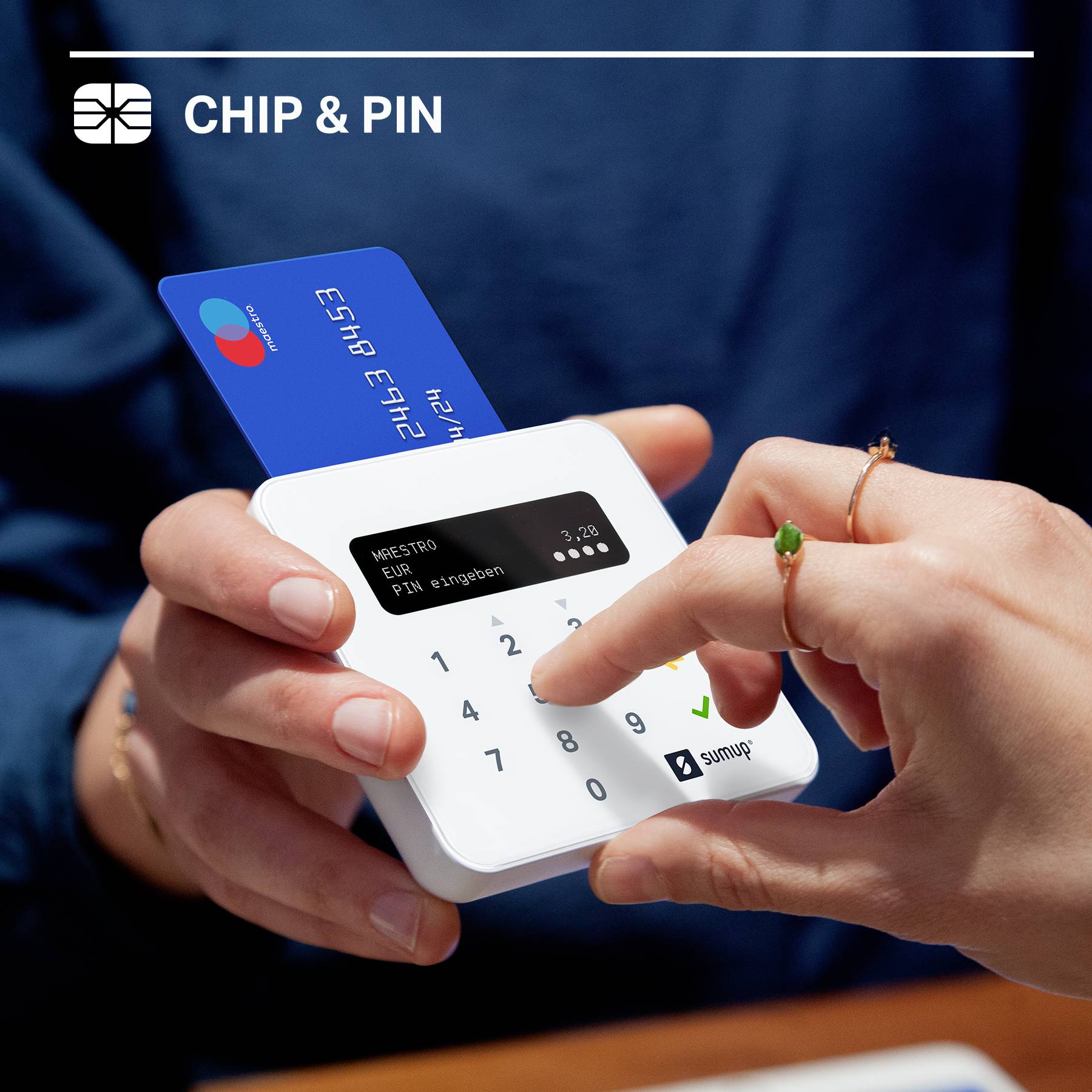 Eine Hand hält ein Kartenlesegerät, während eine andere Hand eine Kreditkarte einführt. Oben links steht 'CHIP & PIN'.