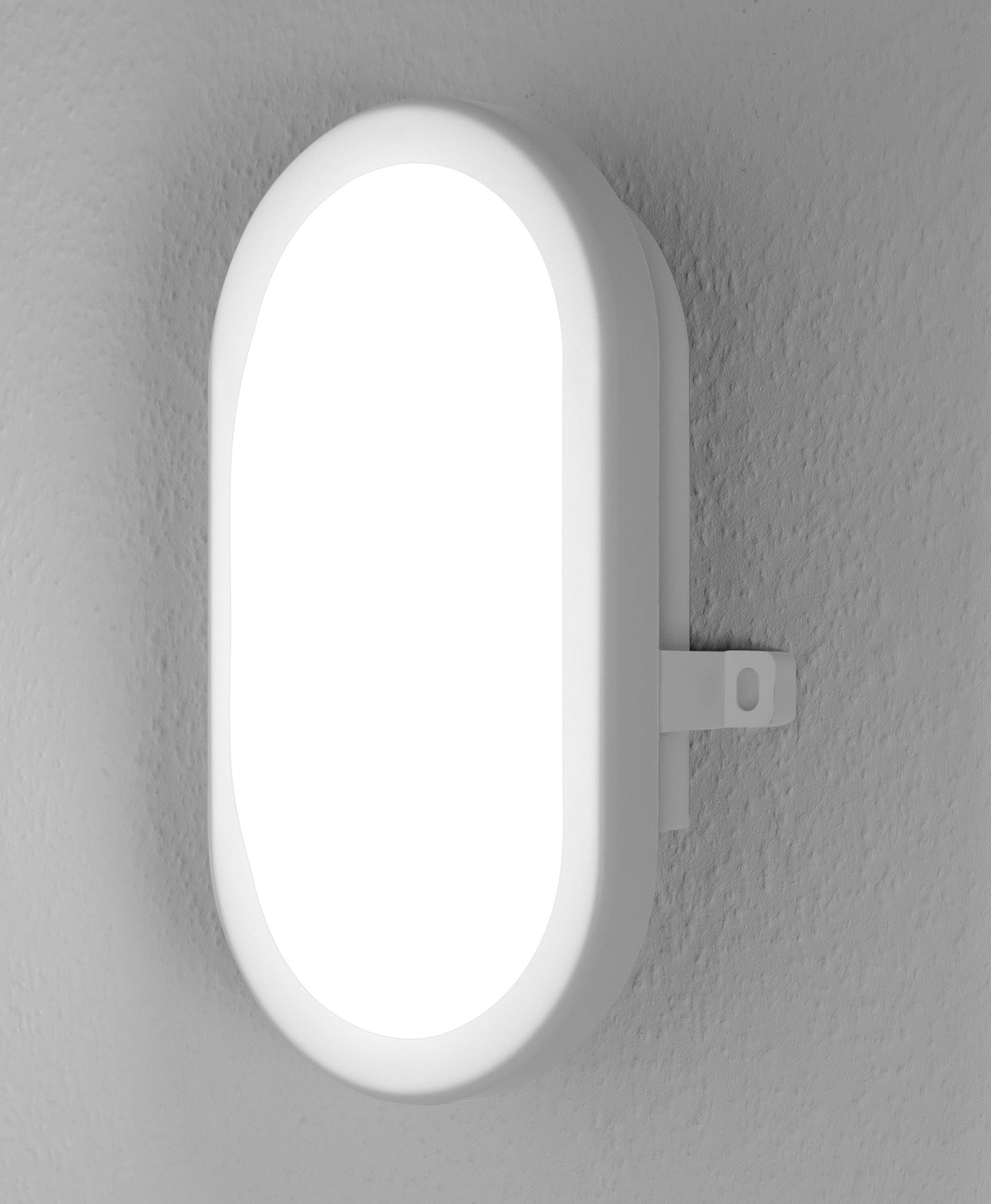 Eine ovale, weiße Wandleuchte mit hellem, gleichmäßigem Lichtschein, montiert an einer weißen Wand.
