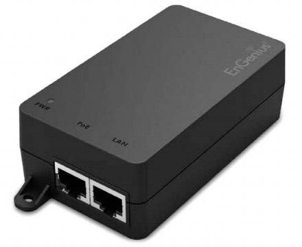 Ein schwarzer Netzwerkadapter mit zwei Ethernet-Ports, beschriftet mit 'PWR', 'PoE' und 'LAN', Markenname 'EnGenius' sichtbar.