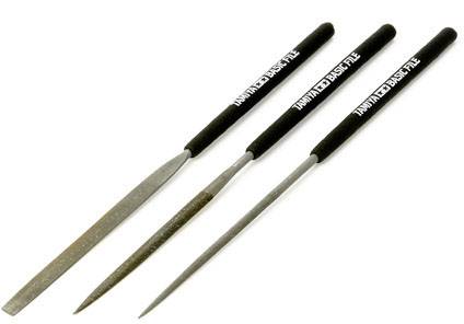 Drei Metallfeilen mit schwarzen Griffen in unterschiedlichen Formen. Sie sind scharf und könnten für Detailarbeiten oder präzises Feilen verwendet werden.