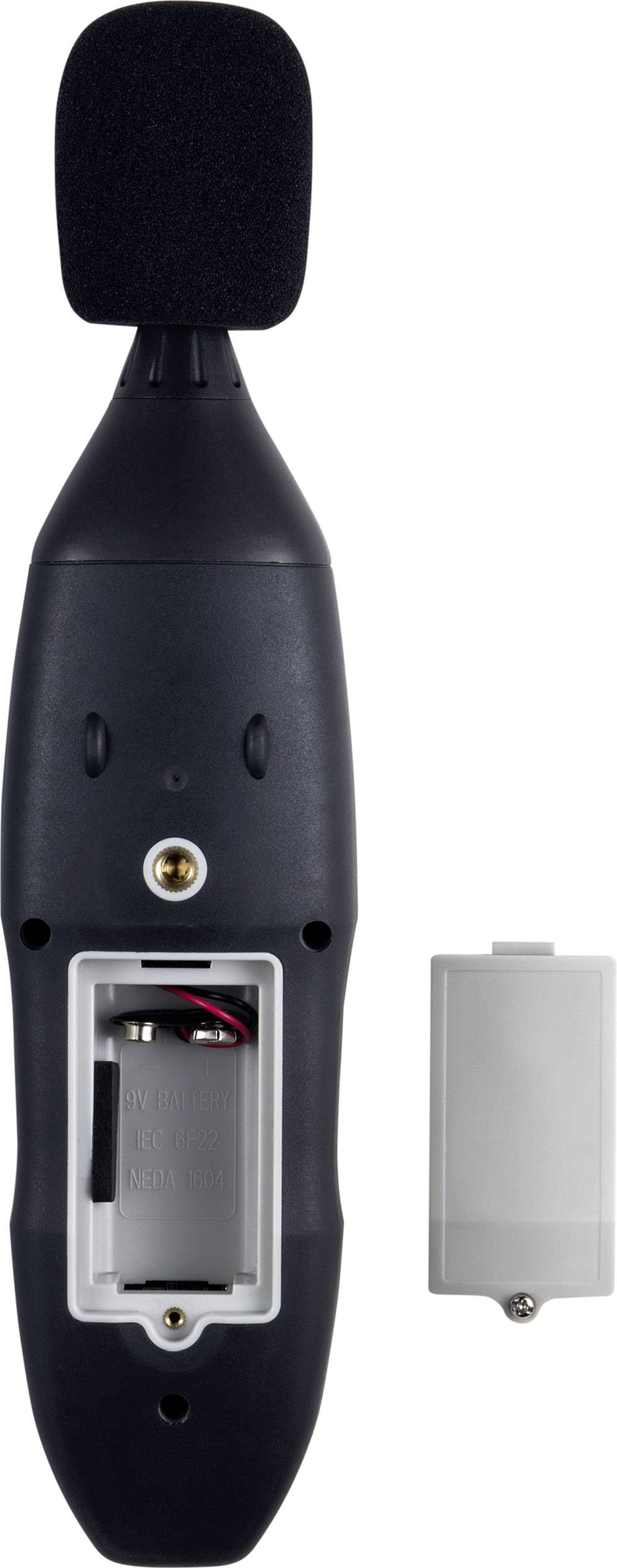 Ein schwarzes Messgerät mit abgenommenem Batteriefachdeckel, zeigt das leere Batteriefach und ein Mikrofon oben.