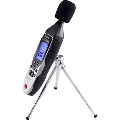 Schallpegelmesser auf einem Stativ, zeigt einen Messwert von 120,6 dB auf einem blauen Display, vor weißem Hintergrund.