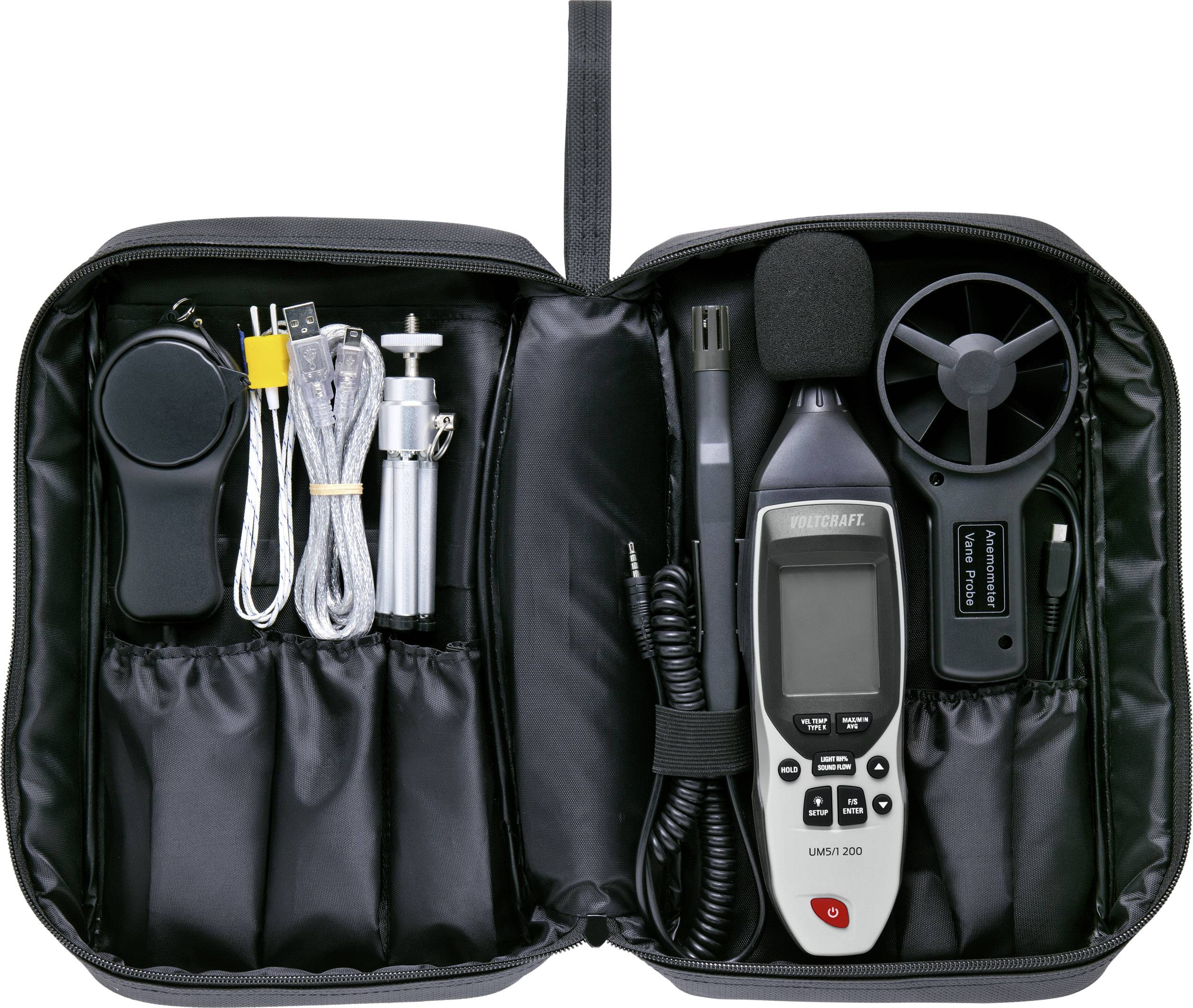 Ein offenes schwarzes Etui mit einem digitalen Messgerät, einem kleinen Stativ, Kabeln und Zubehör. Hauptsächlich für Umweltmessungen.