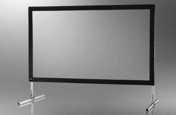Große rechteckige Leinwand mit einem schwarzen Rahmen auf silbernen Ständern vor einem neutralen Hintergrund.