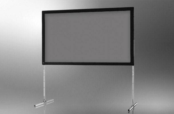 Eine große Projektionsleinwand auf zwei Stützen in einem grauen, minimalistischen Raum.