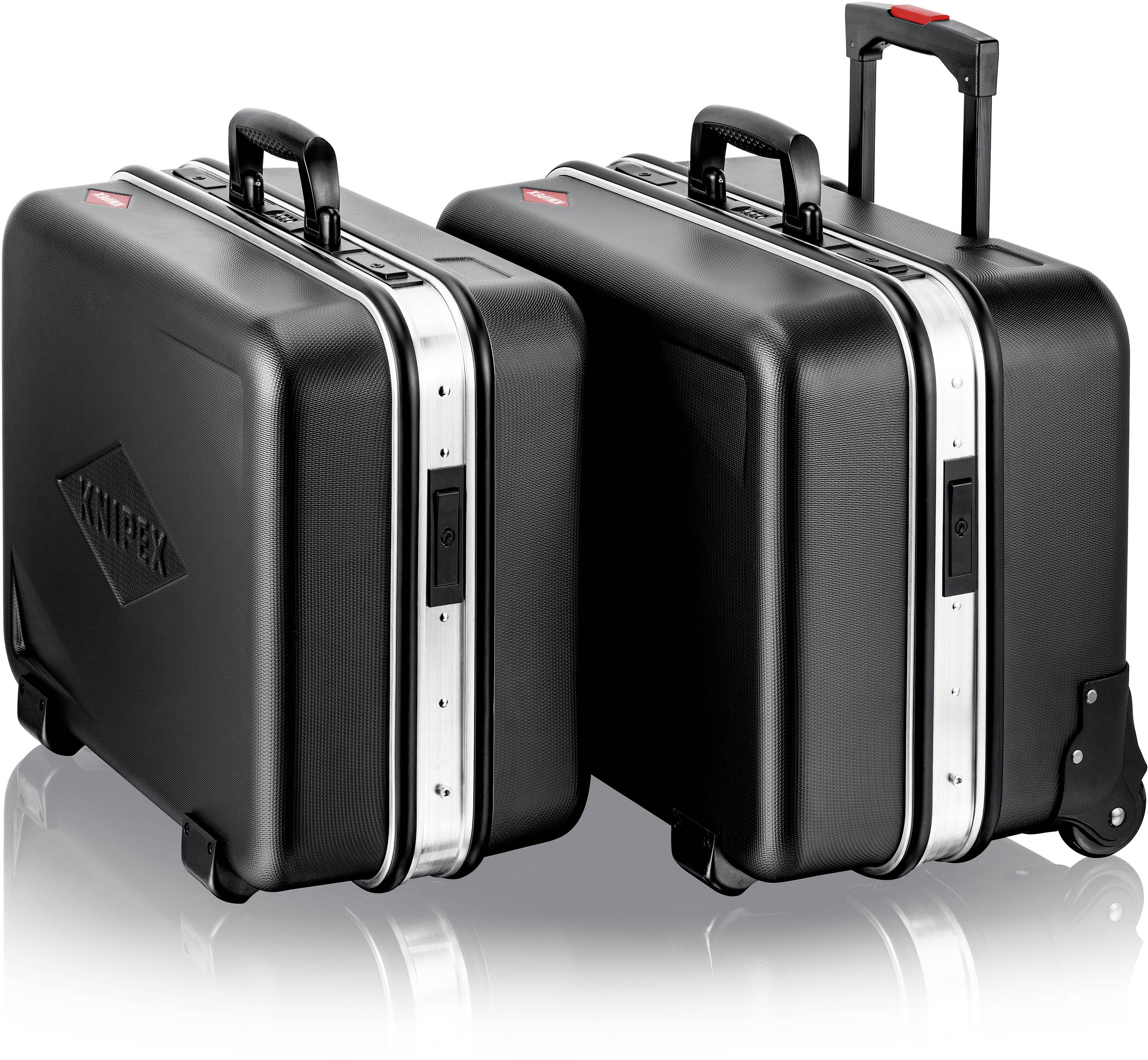 Zwei schwarze, robuste Hartschalenkoffer mit Tragegriff und silbernem Verschluss, einer mit ausziehbarem Griff auf Rollen, stehend auf weißem Hintergrund.