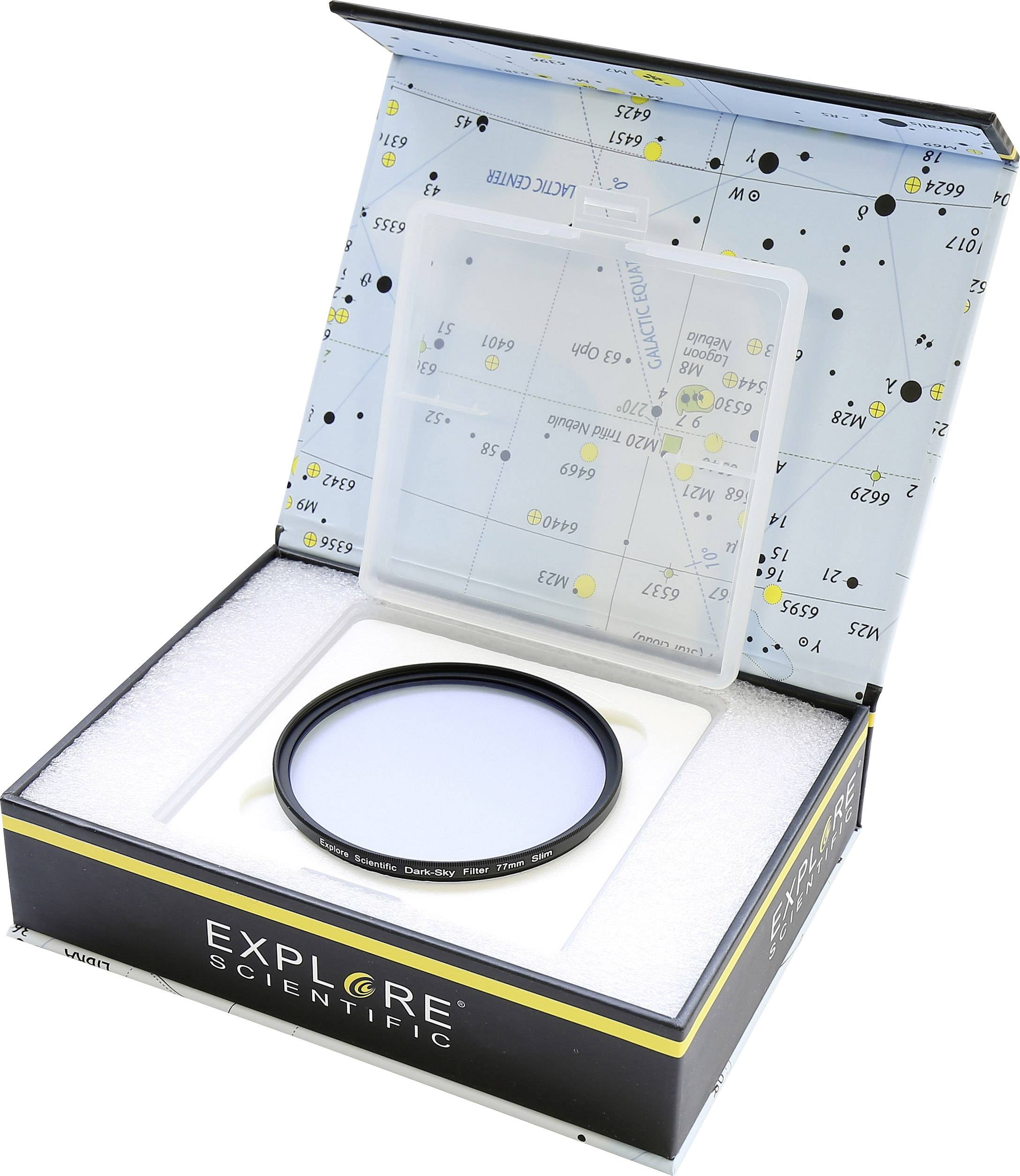 Ein offener Karton mit einem Linsenfilter von Explore Scientific, auf einer Schaumstoffeinlage. Der Kartondeckel zeigt eine Sternkarte.