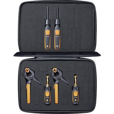 Werkzeugset in einem offenen Koffer, bestehend aus zwei Messgeräten und drei Klemmen, die für elektrische Prüfungen verwendet werden.
