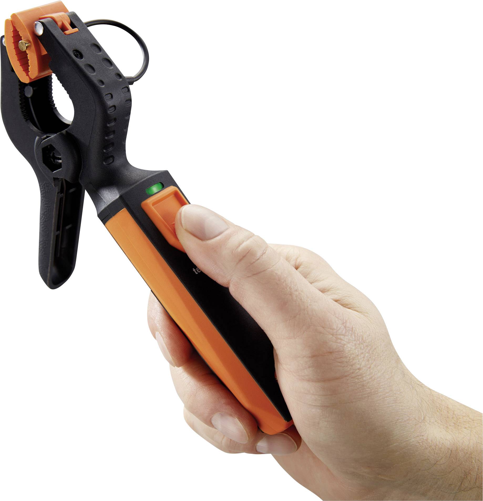 Eine Hand hält eine orange-schwarze Zange mit Klemmmechanismus und ergonomischem Griff, die für präzise Arbeiten eingesetzt wird.
