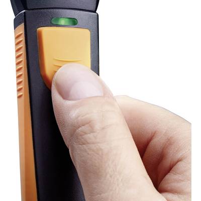 Eine Hand drückt mit dem Daumen auf einen orangefarbenen Knopf an einem schwarzen Gerät mit grünem LED-Licht.