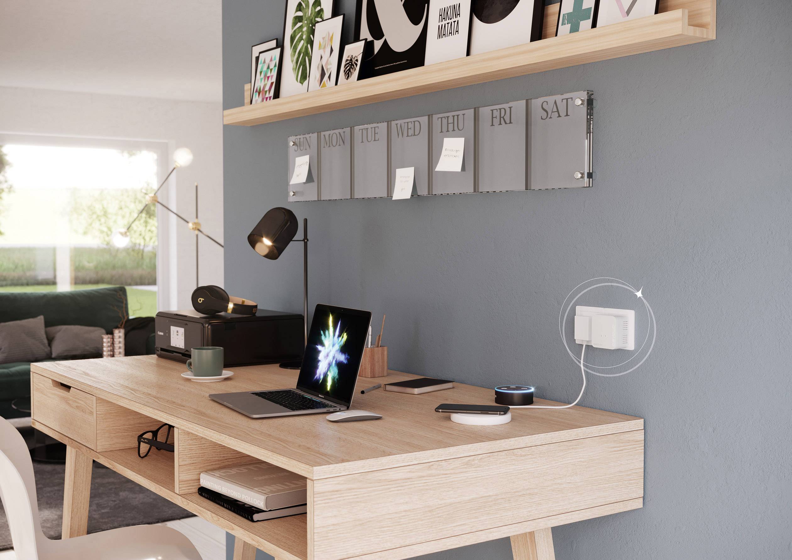 Holzschreibtisch mit Laptop, Lampe und Lautsprecher, Wandkalender zeigt Wochentage. Regal mit Dekoration, helles Wohnzimmer im Hintergrund.