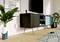 Modernes Wohnzimmer mit Sideboard, Fernseher, Pflanzen und Holzfußboden. Skandinavisches Design mit minimalistischen Möbeln.