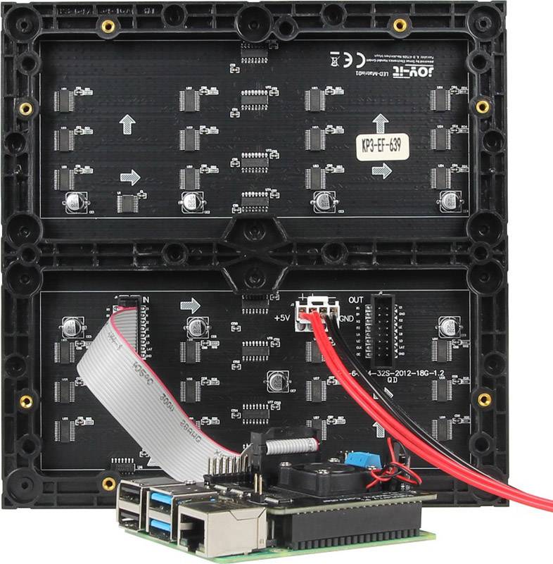 Zwei LED-Panels mit sichtbaren Schaltkreisen, verbunden über rote und graue Kabel an einer kleinen Leiterplatte unten.