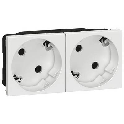 Zwei weiße Steckdosen in einer Wandplatte, europäische Norm, geeignet für Schuko-Stecker. Sie sind nebeneinander angeordnet.