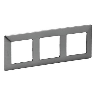 Dreifach-Rahmen für Schalter oder Steckdosen aus gebürstetem Metall, rechteckige Form mit drei quadratischen Ausschnitten.
