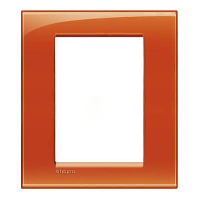 Ein orangefarbener Lichtschalterrahmen, geeignet für die Montage an einer Wand, mit einem rechteckigen Ausschnitt in der Mitte.