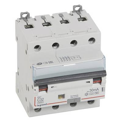 Leistungsschalter mit drei Kippschaltern, weißes Gehäuse, Aufschrift 'C32', Marke erkennbar, zur elektrischen Schutzschaltung.