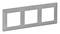 Dreifachrahmen in rechteckiger Form, geeignet für die Installation von drei Schaltern oder Steckdosen, aus silberfarbenem Material.