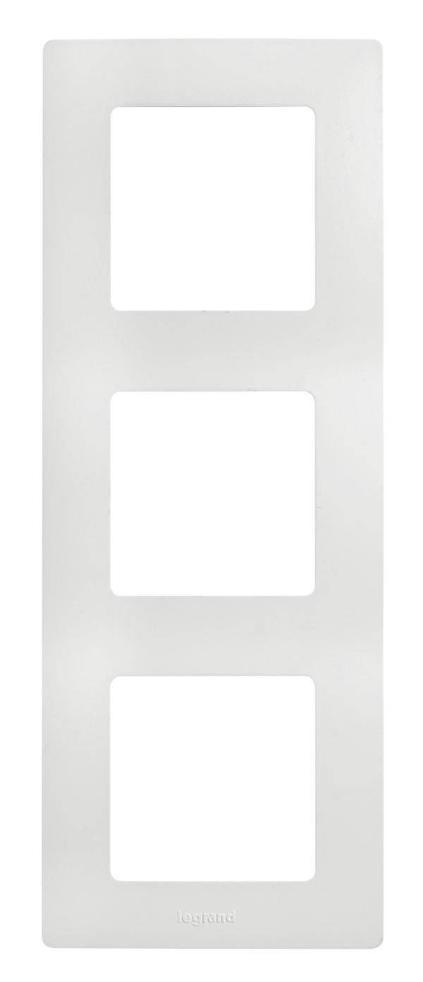 Weiße Abdeckplatte mit drei rechteckigen Ausschnitten für Schalter oder Steckdosen.