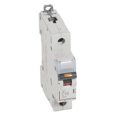 Ein einzelner Sicherungsautomat der Marke 'Legrand', Modell 'C10', mit 25 kA. Der Schalter ist in der 'Aus'-Stellung.