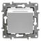 Ein quadratischer Lichtschalter in einem grauen Rahmen.