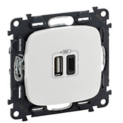 Ein USB-Wandladegerät mit zwei Anschlüssen, einem USB-A und einem USB-C, eingebaut in eine quadratische weiße Steckdose.