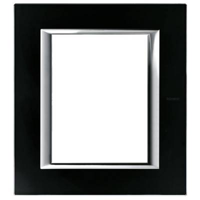 Schwarzer Bilderrahmen mit rechteckiger Form und glänzender silberner Innenkante, leerer, weißer Hintergrund.