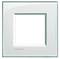 Ein weißer quadratischer Lichtschalterrahmen von bticino mit einem modernen, schlichten Design.