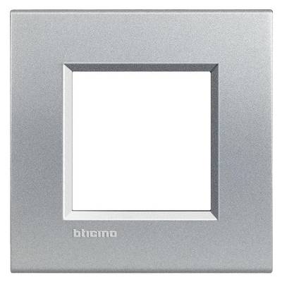 Grauer quadratischer Lichtschalter-Rahmen aus Metall mit einem leeren Innenbereich. Markenname 'bticino' unten links eingeprägt.
