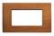 Ein rechteckiger, holzfarbener Rahmen mit einer großen, zentralen Aussparung. Geeignet für elektrische Installationen.