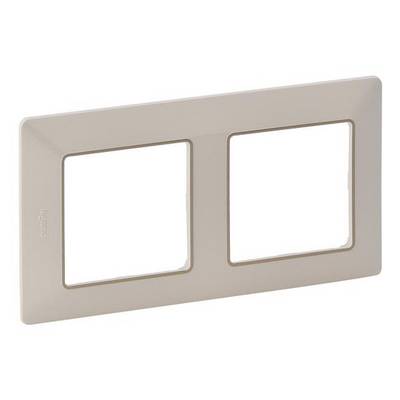Doppelrahmen für Steckdosen oder Schalter in beige, rechteckig, ohne sichtbare Schalter oder Steckdosen eingesetzt.